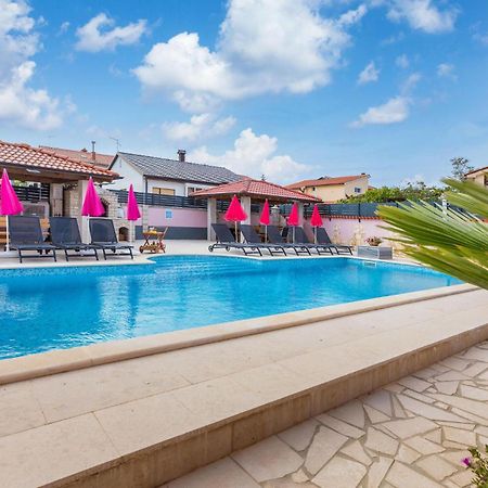 Lovely Apartment In Valbandon With Kitchen Fažana Exterior foto