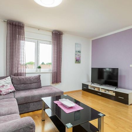 Lovely Apartment In Valbandon With Kitchen Fažana Exterior foto